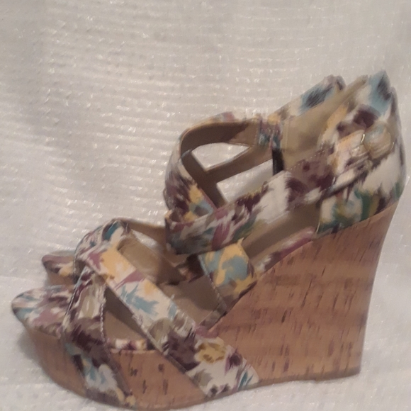Guess Floral Print Platforms Sandals - Picture 4 of 6